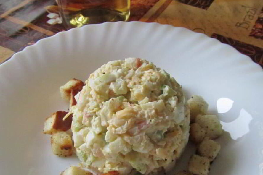 Рецепт салат из крабовых палочек с авокадо и сухариками