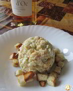 Салат из крабовых палочек с авокадо и сухариками