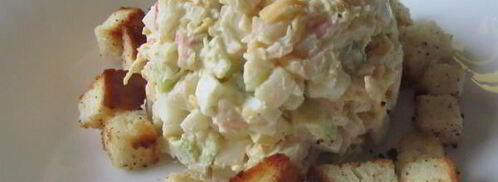 салат из крабовых палочек с авокадо и сухариками. Шаг 3