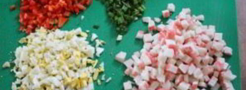 салат из крабовых палочек с кукурузой. Шаг 2