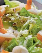 Салат из креветок с дыней и авокадо