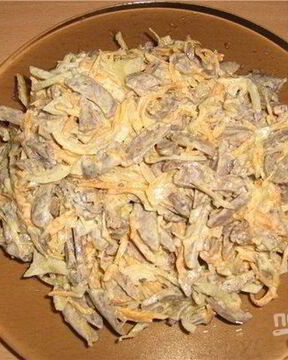 Салат из куриных сердечек с грибами и морковью