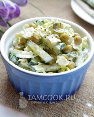 Салат из пекинской капусты, огурцов и горошка