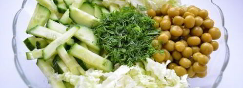 салат из пекинской капусты, огурцов и горошка. Шаг 4