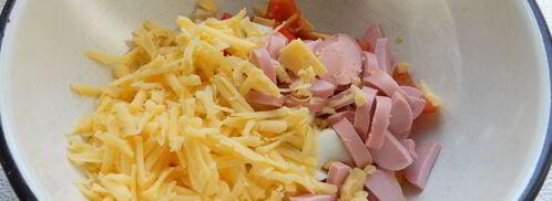 салат из помидоров с сыром и сосисками. Шаг 2