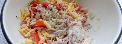 салат из помидоров с сыром и сосисками. Шаг 3