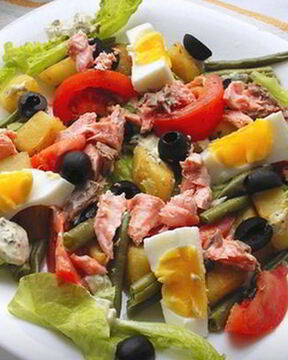 Салат Нисуаз с лососем и фасолью