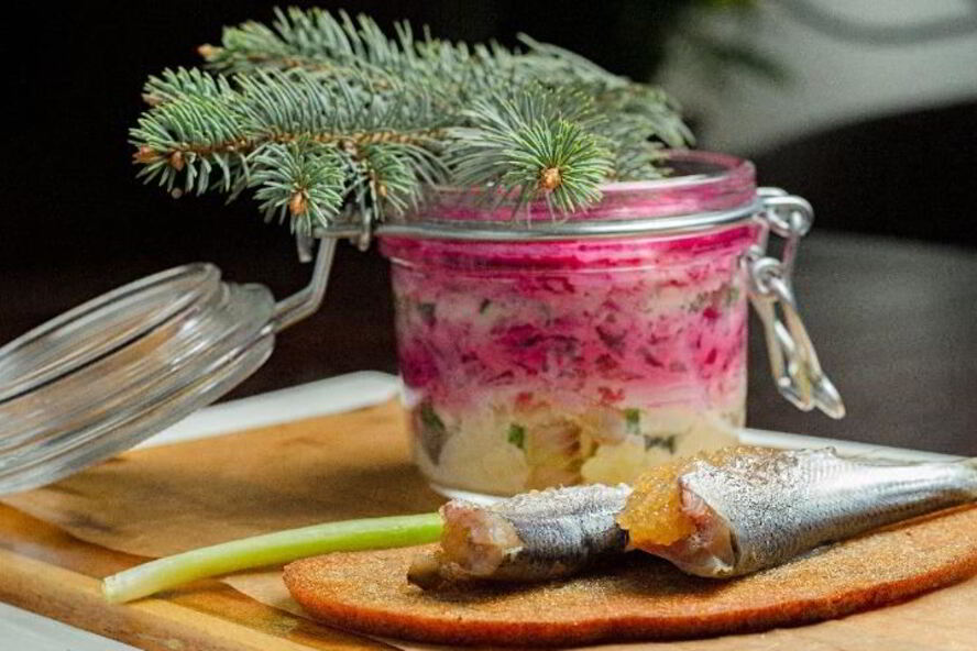 Рецепт сельдь под шубой с пряной килькой, фаршированной щучьей икрой на чесночном хлебе