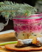 Сельдь под шубой с пряной килькой, фаршированной щучьей икрой на чесночном хлебе