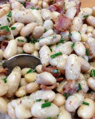 Салат с фасолью и беконом