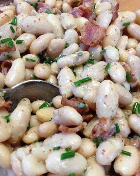 Салат с фасолью и беконом