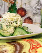 Салат с кальмарами и зеленым горошком