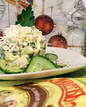 Салат с кальмарами и зеленым горошком