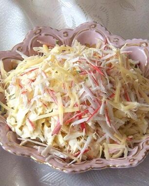 Салат с капустой и крабовыми палочками