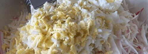 салат с капустой и крабовыми палочками. Шаг 6