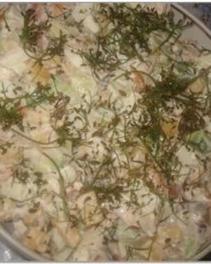 Салат с копченой горбушей и морским коктейлем