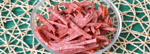 салат с копченой колбасой и солеными огурцами. Шаг 3