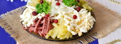 салат с копченой колбасой и солеными огурцами. Шаг 11