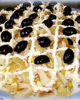 Салат с креветками и кальмарами и кукурузой