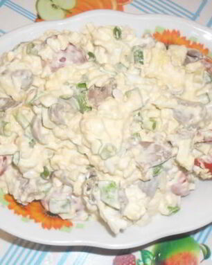 Салат с куриными сердечками и помидорами черри