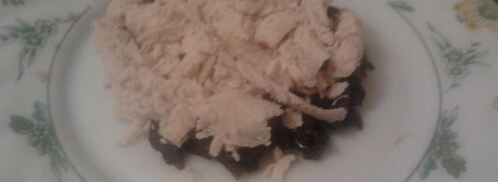 салат с курицей, ананасом и черносливом. Шаг 2