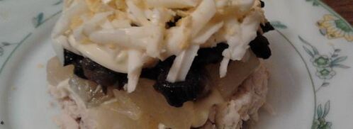 салат с курицей, ананасом и черносливом. Шаг 5