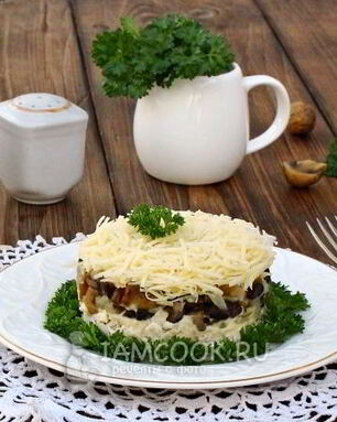 Салат с курицей, грибами и сыром