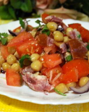 Салат с нутом, копченым мясом и помидорами