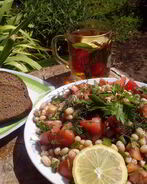 Салат с помидорами и фасолью