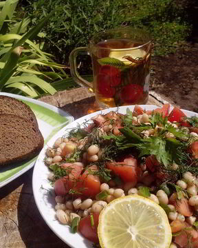 Салат с помидорами и фасолью