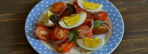 салат с помидорами и яйцом. Шаг 6