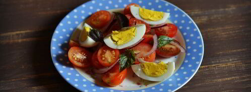 салат с помидорами и яйцом. Шаг 7