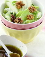 Салат с рукколой, грушей и грецкими орехами