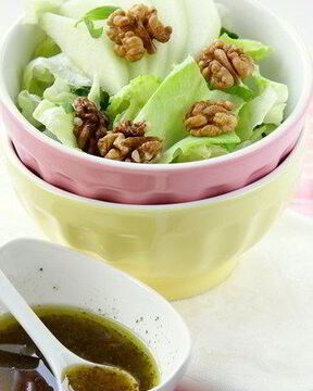 Салат с рукколой, грушей и грецкими орехами