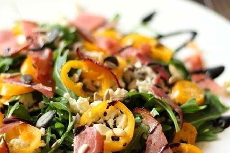 Рецепт салат с рукколой, сладким перцем, ветчиной и фетой
