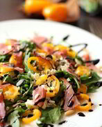 Салат с рукколой, сладким перцем, ветчиной и фетой