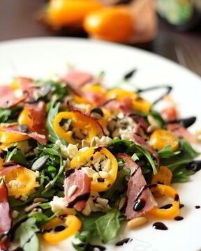 Салат с рукколой, сладким перцем, ветчиной и фетой