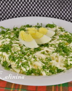 Салат с рыбными консервами и подкопченным сыром сулугуни