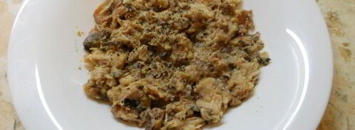 салат с рыбными консервами и подкопченным сыром сулугуни. Шаг 2