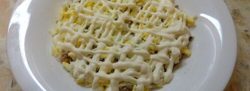 салат с рыбными консервами и подкопченным сыром сулугуни. Шаг 3