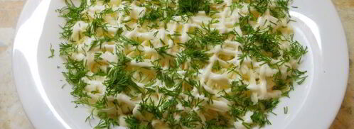 салат с рыбными консервами и подкопченным сыром сулугуни. Шаг 5