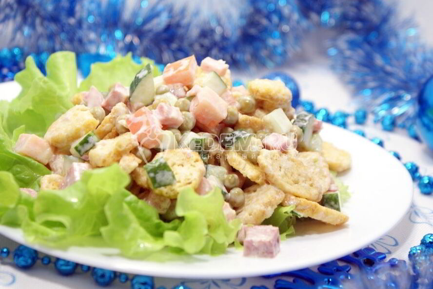 Рецепт салата с сухариками праздничного