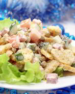 Салат с сухариками Праздничный