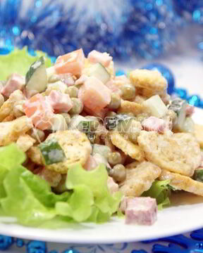 Салат с сухариками Праздничный