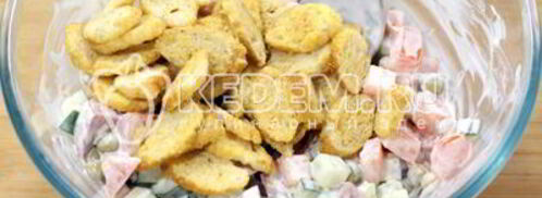 салат с сухариками праздничный. Шаг 3