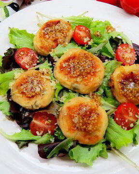 Салат с сырниками