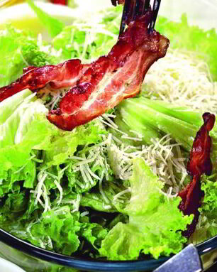 Салат Цезарь с беконом и яйцом