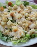 Салат Цезарь с курицей и сухариками