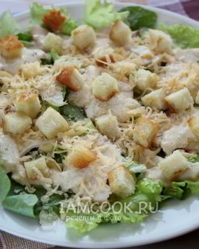 Салат Цезарь с курицей и сухариками