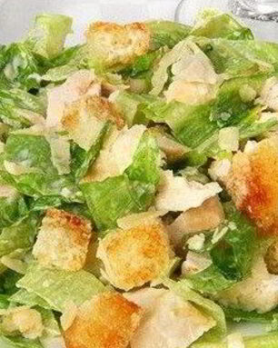 Салат Цезарь с огурцами и маслинами